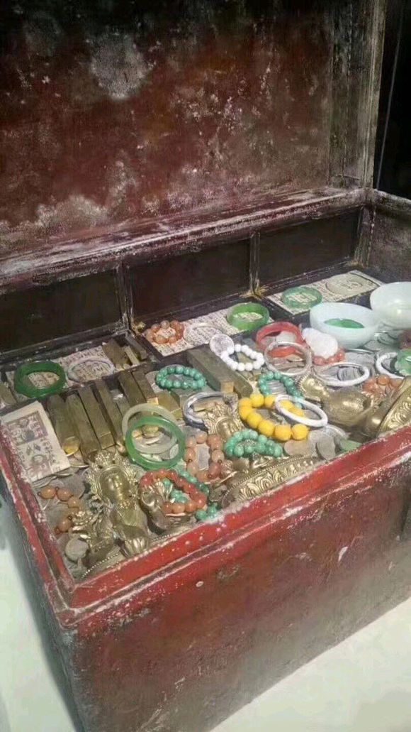收拾农村老家的祖宅，无意中发现一个箱子。我现在很慌，我该怎么