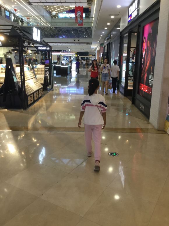 孩子把零用钱给了老师，作为穷人，我决定明天要回来
