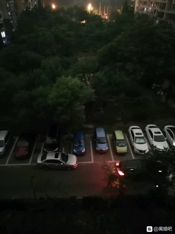 现在才下午四点啊，路灯都亮了，你敢信吗。。。感觉像晚上八点的