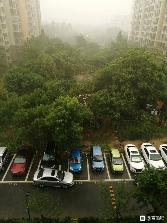 现在才下午四点啊，路灯都亮了，你敢信吗。。。感觉像晚上八点的