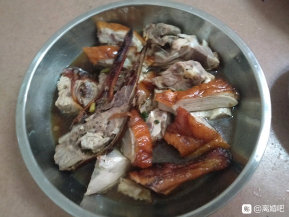 一斤多的福寿鱼3元、牛筋丸4元和瑶柱煲汤，烧鸭买了7元，一斤